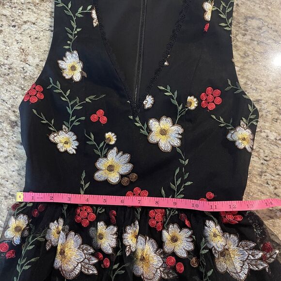 Alice + Olivia Becca Pouf Dress Embroidered Flower Black Dress Size 0 - Picture 12 of 13